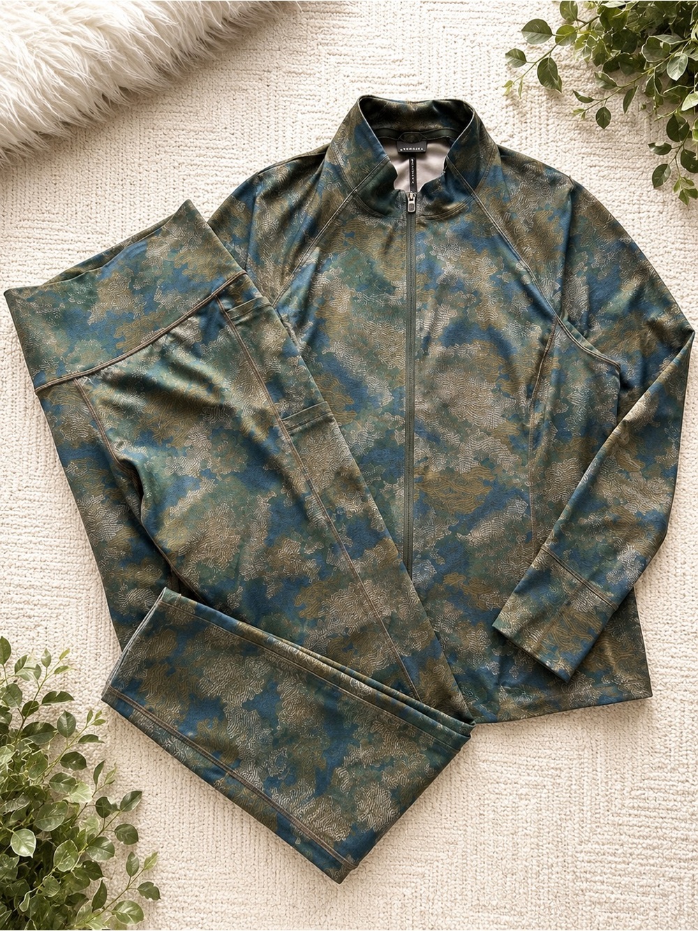 Athleta 2X Salutation Stash 7/8 Leggings & Jacket Matching Set Camo